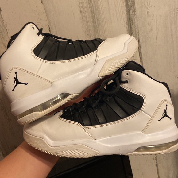 They are a pair of Jordan 10s size 6y - Picture 7 of 7